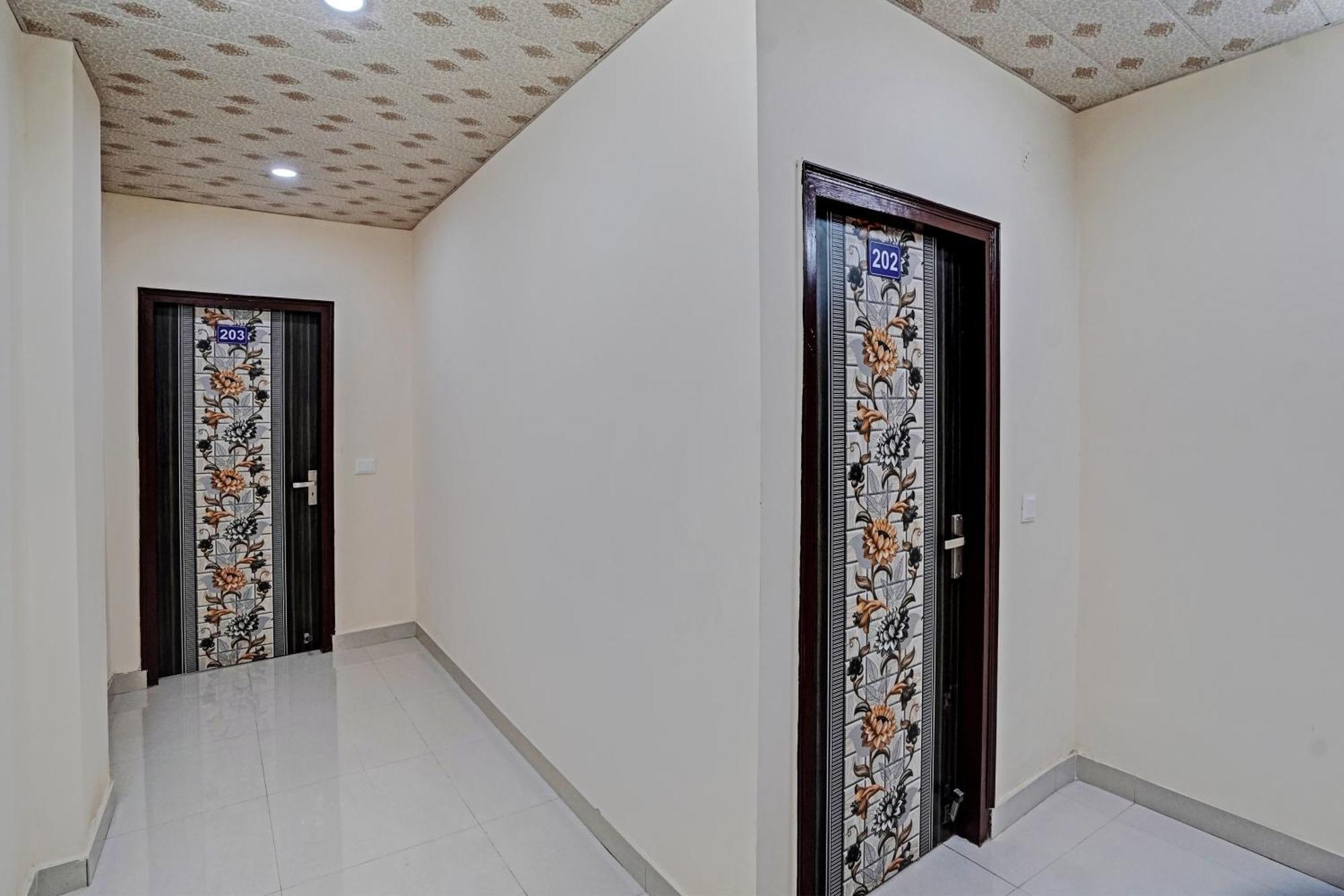 Oyo Flagship Evergreen Tower Hotel ガーズィヤーバード エクステリア 写真