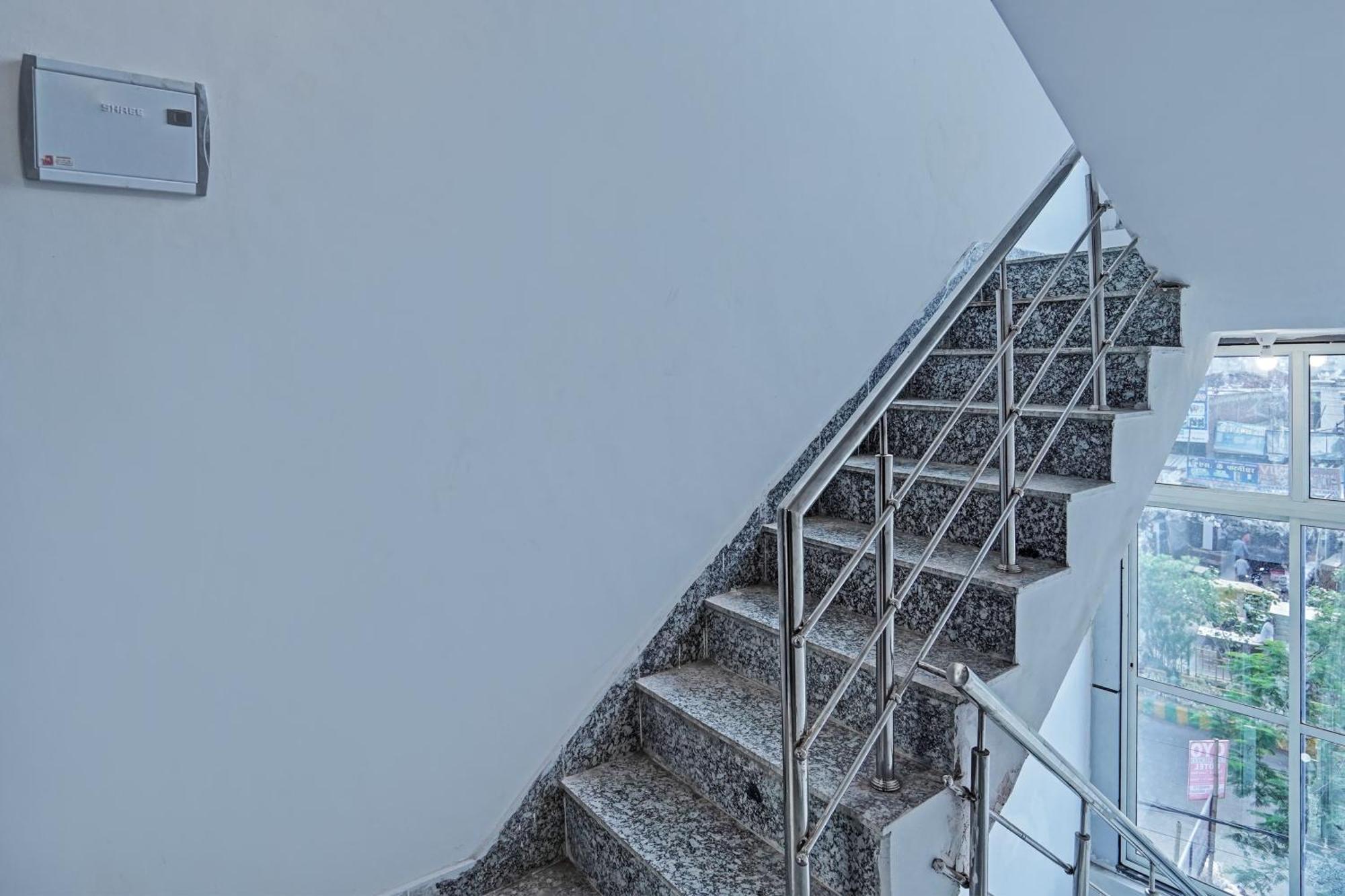Oyo Flagship Evergreen Tower Hotel ガーズィヤーバード エクステリア 写真